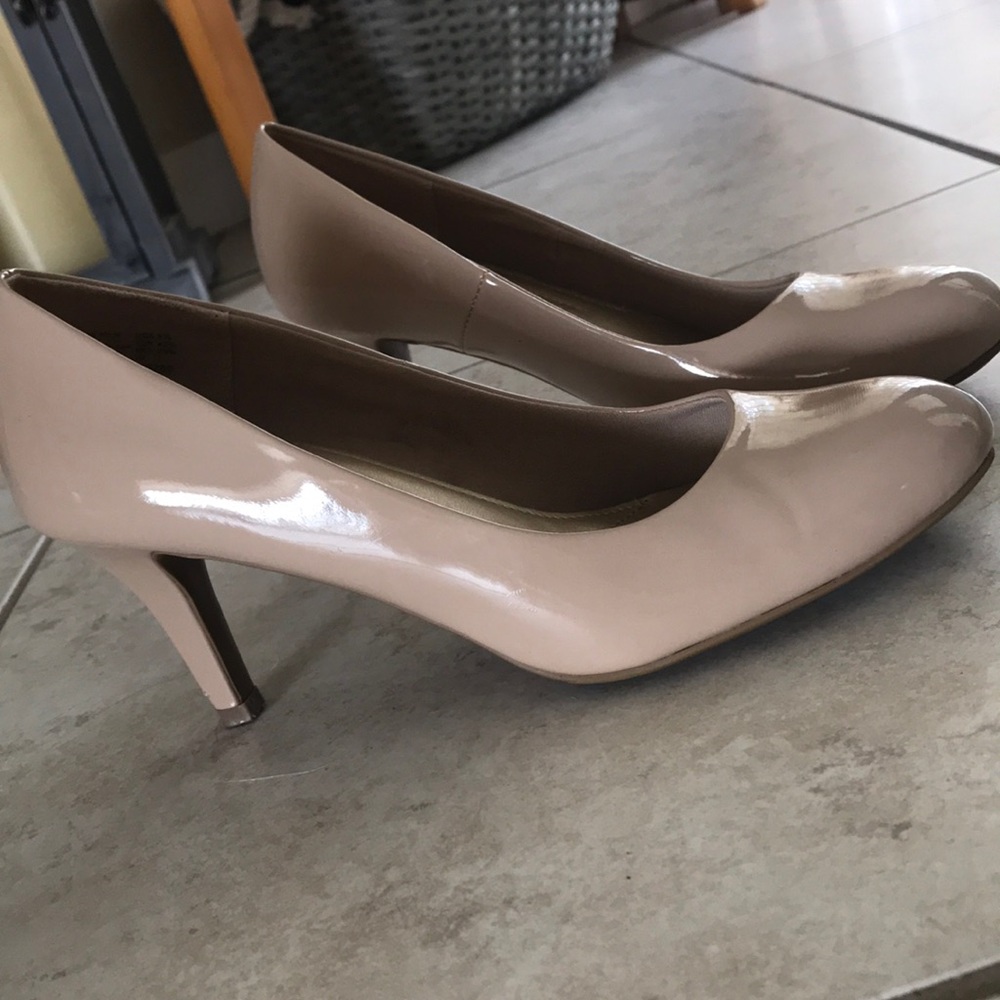 Nude heels by Predictions